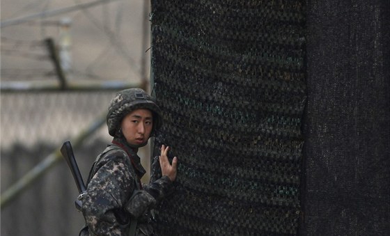 Jihokorejský voják nedaleko demilitarizované zóny, je oddluje ob ásti...