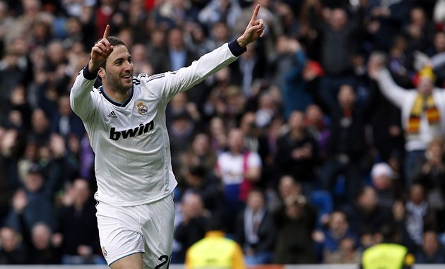 JEDNOU NOHOU V ARSENALU. O Gonzala Higuaína u� v Realu Madrid nestojí.