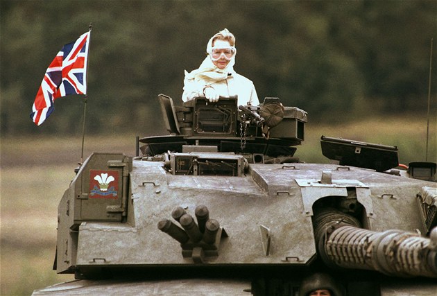 Premiérka Margaret Thatcherová nav�tívila britské vojáky na základn� v n�meckém...