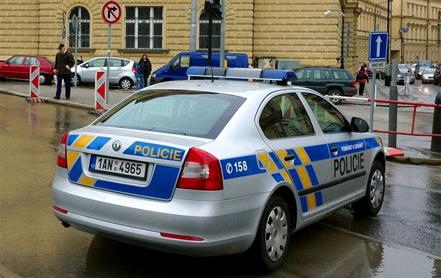 Muž vytáhl na pracovníky ostrahy pražské polikliniky střelnou zbraň