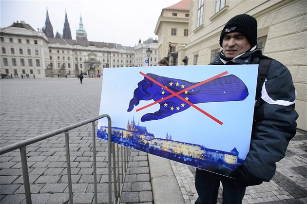 Osamlý mu protestoval dopoledne proti vyvení vlajky Evropské unie na