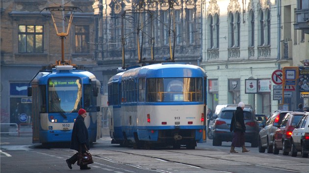 Osmdesátiletou ženu v Ostravě srazila a usmrtila tramvaj. Přecházela na červenou