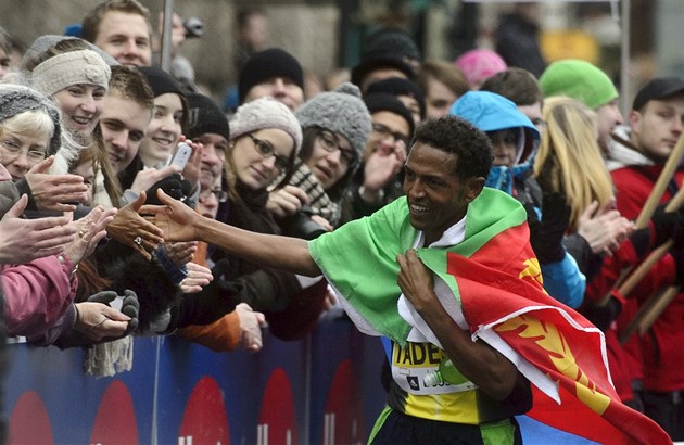 Zersenay Tadese z Eritreje se raduje z vítzství v Praském plmaratonu.
