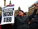 Smrt Thatcherové oslavily i stovky lidí v skotském Glasgow. (9. dubna 2013)