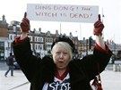 Party v Brixtonu, kde stovky lidí slavily smrt Margaret Thatcherové (9. dubna...