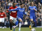Eden Hazard z Chelsea utíká obran Manchesteru United. V tomto pípad mu