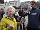 Lidé na londýnském Trafalgaru slaví smrt 87leté Margaret Thatcherové. (9. dubna...