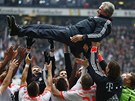 DÍKY, KOUI! Fotbalisté Bayernu yvhazují do vzduchu trenéra Juppa Heynckese,...