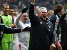 MISTI! Trenér Jupp Heynckes (uprosted) slaví se svými svenci z Bayernu zisk...