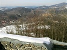 Pohled z kamenického hradu na eskou Kamenici a západní nástup Luických hor