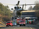 Tce zranné obti nehody francouzského autobusu u Rokycan transportovali do...