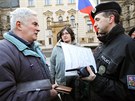lenové hnutí Holeovská výzva se seli ped Úadem vlády v Praze. (8. dubna