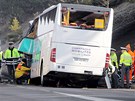 U Rokycan havaroval francouzský autobus plný dtí. (8. dubna 2013) 