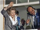 Margaret Thatcherová oslavuje vítzství Konzervativc v britských volbách. (12.