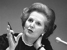 Britská premiérka Margaret Thatcherová hovoí na tiskové konferenci v OSN. (23....