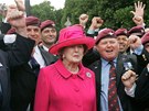 Bývalá britská premiérka Margaret Thatcherová pózuje s válenými veterány bitvy...