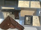 Osobní pistole a doklady nadporuíka Otakara Jaroe 