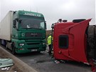 Kamion vezoucí náklad psích granulí se pevrátil na bok na sjezdu z dálnice D1.