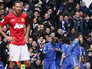 Radost Chelsea (vpravo) a  smutek Manchesteru United ve tvrfinále Anglického