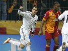 Cristiano Ronaldo (vlevo) se raduje z gólu v odvet tvrtfinále Ligy mistr na