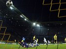 Roman Weidenfeller, branká Dortmundu, se marn natahuje po stele Joaquín z