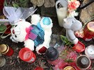 Svíky a pedmty na památku Petry se objevily i u domu v Havíské ulici, kde