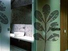 Koupelnu oddluje od chodby sklenná píka s florálním motivem Plant v...