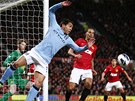 Carlos Tevez  z Manchesteru City v derby s Manchesterem United.