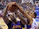 Ryan Hollins (vpravo) z LA Clippers blokuje pokus Dwighta Howarda z LA Lakers.