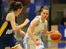 Kristýna Zdeková, basketbalistka Karlových Var, v duelu s juniorkou USK