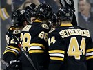 Bostontí hokejisté se radují z gólu Brada Marchanda, asistoval u nj i Jaromír