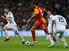 TANK. Didier Drogba z Galatasaraye se probíjí pes hráe Realu Madrid.