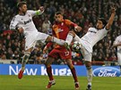 OSTÍ HOI. Sergio Ramos (vlevo) a Sami Khedira z Realu Madrid napadají Buraka