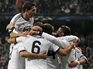 OSLAVA V BÍLÉM. Fotbalisté Realu Madrid se radují z gólu Cristiana Ronalda.