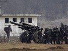 Jihokorejtí vojáci bhem vojenského cviení stílejí z houfnice (5. dubna