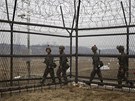 Jihokorejtí vojáci nedaleko demilitarizované zóny, je oddluje ob ásti...