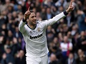 TADY JE STELEC. Gonzalo Higuan z Realu Madrid slav svou trefu proti Levante. 