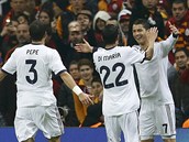 Cristiano Ronaldo (vpravo) pijm od spoluhr z Realu Madrid gratulace ke