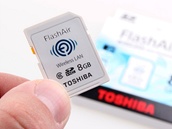 V SD kartě Flash Air je mimo 8Gb paměti i wi-fi přístupový bod a HTML server. A