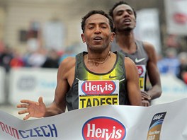 VÍTZÍ. Zersenay Tadese protíná jako první cílovou pásku Praského plmaratonu.