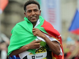MULTIFUNKNÍ VLAJKA. Tadesemu poslouila eritrejská vlajka jednak k oslavám,...