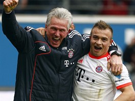 KMET A TALENT. Pi oslavách titulu pro Bayern se objali i proedivlý kou Jupp...