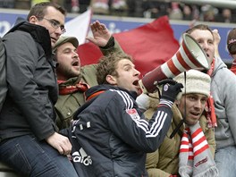 MEZI FANOUKY. Útoník Bayernu Thomas Müller vyvolává do megafonu chorály.