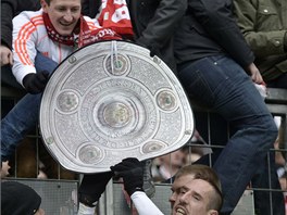 ASPO REPLIKU. Skutený pohár pro vítze bundesligy jet fotbalisté Bayernu...