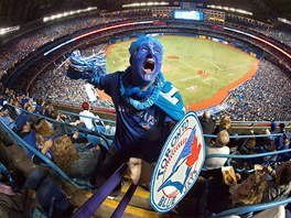 DO TOHO. Fanouek baseballového týmu Toronto Blue Warren Baxter z Oakville v...