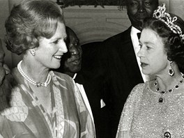 Britská premiérka Margaret Thatcherová s královnou Albtou na konferenci...