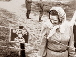 Margaret Thatcherová u minového pole na Falklandských ostrovech (10. bezna...