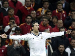 Cristiano Ronaldo se raduje z glu v odvet tvrtfinle Ligy mistr na hiti
