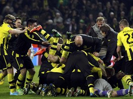 JSME TAM Fotbalist Dortmundu (vpravo) se raduj z postupu do semifinle Ligy