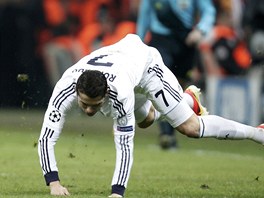 Cristiano Ronaldo (vpravo) pad, Hamit Altintop z Galatasaraye m volno cestu k